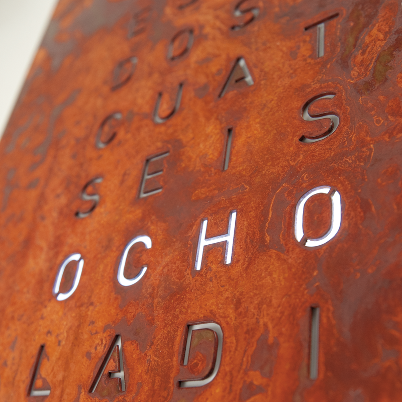 QLOCKTWO CLASSIC "EDITION RUST" - Time to Shine