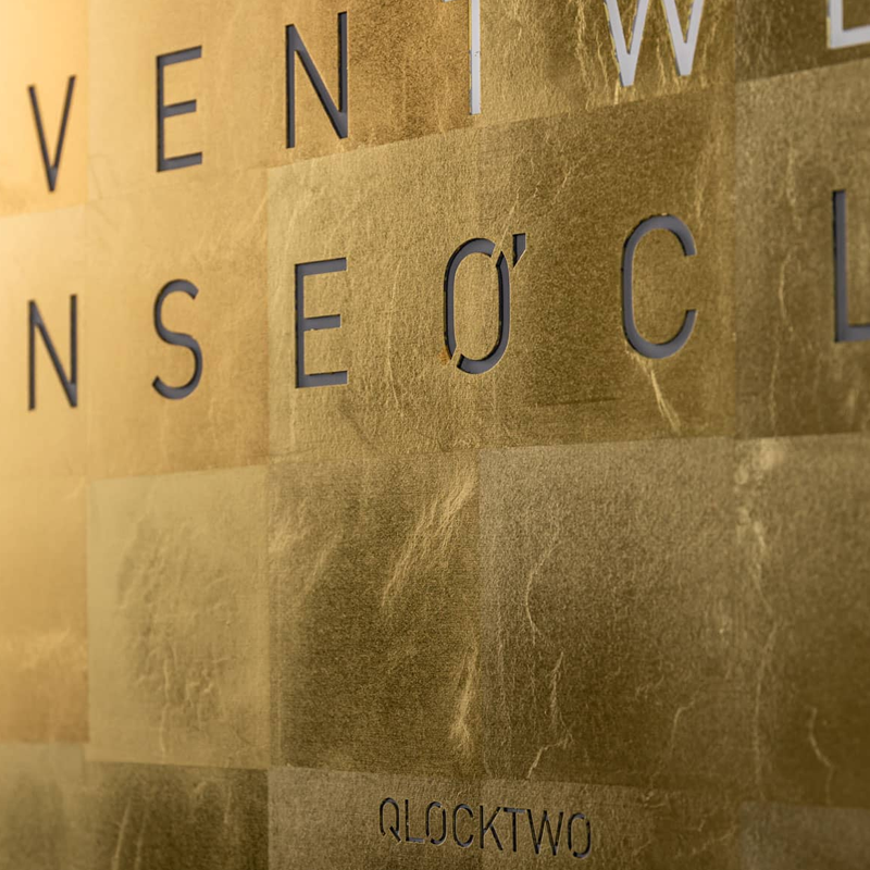 QLOCKTWO CLASSIC "CREATOR'S EDITION GOLD" - Time to Shine